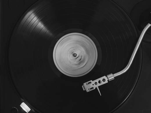 Disco de vinilo girando en un tocadiscos
