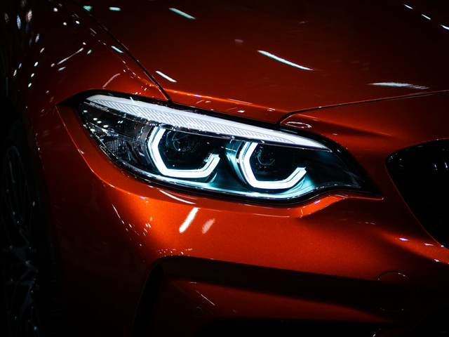 Faro de un auto naranja
