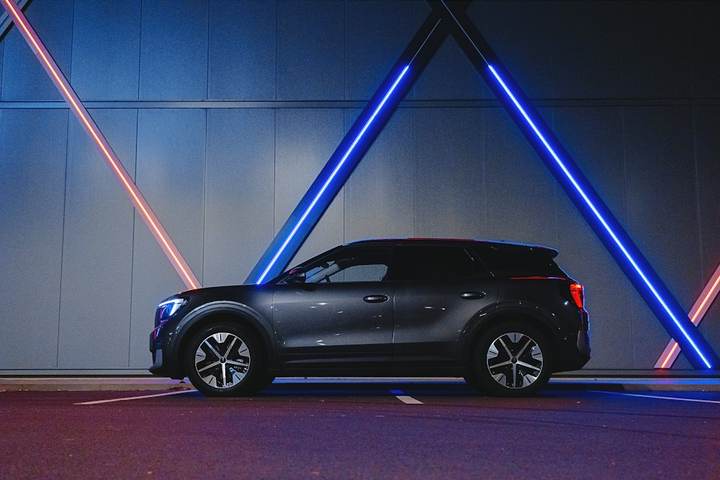 Auto oscuro frente a luces de neón