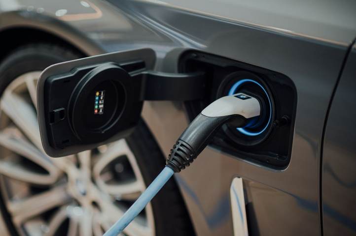 Cargador conectado a un auto eléctrico