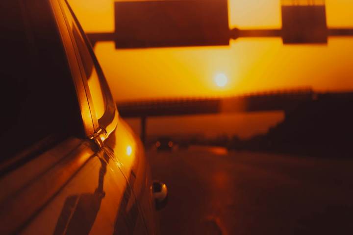 Atardecer naranja visto desde un auto