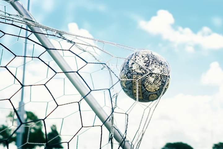 Balón entrando en la red de un arco