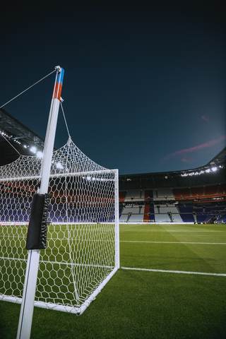 Arco de fútbol de noche bajo los focos