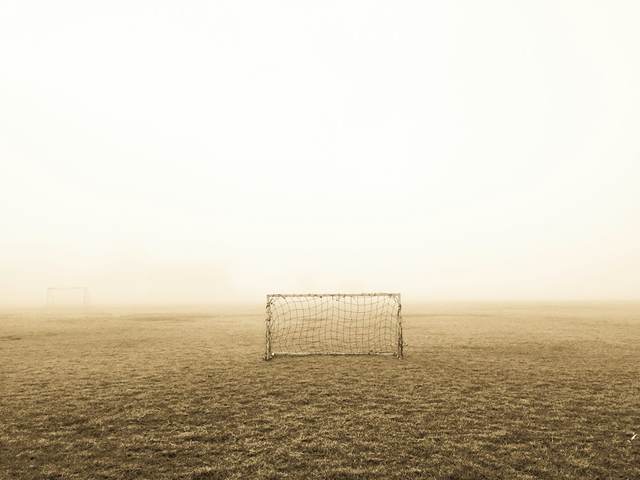 Arco de fútbol entre la niebla