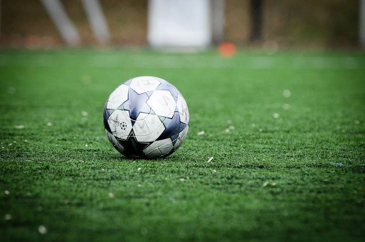 Balón sobre el césped de un estadio