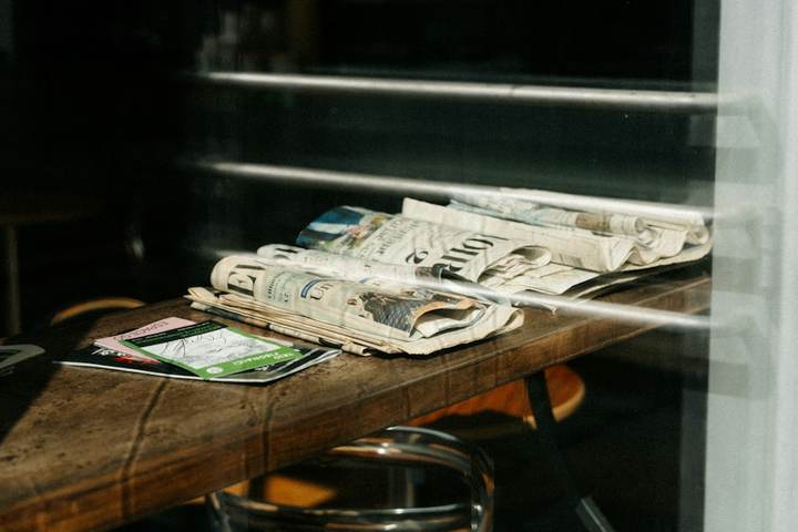 Periódicos y revistas sobre una mesa de madera