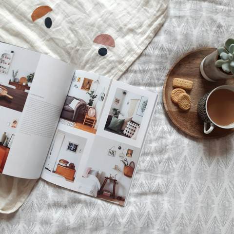 Revista abierta junto a una taza