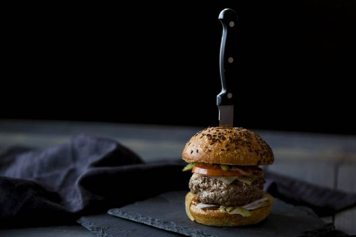 Hamburguesa atravesada por un cuchillo