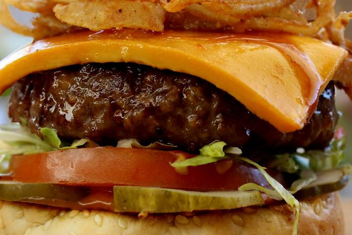 Hamburguesa con queso, lechuga y tomate