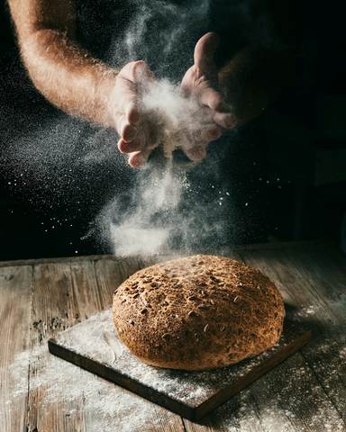 Hogaza espolvoreada con harina sobre una tabla