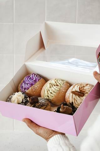 Caja rosada con pastelitos de colores