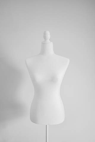 Maniquí blanco sobre fondo claro