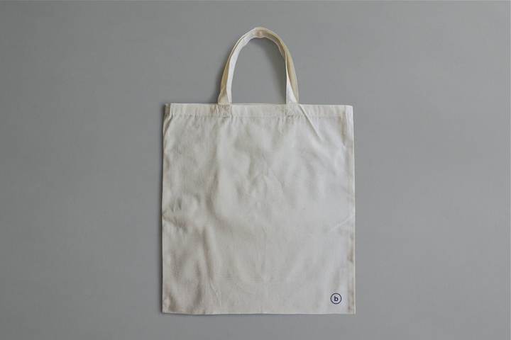 Bolsa de tela blanca sobre fondo gris