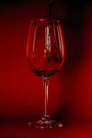 Vino tinto sirviéndose en una copa
