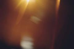 Destello ámbar de luz que entra a la cámara