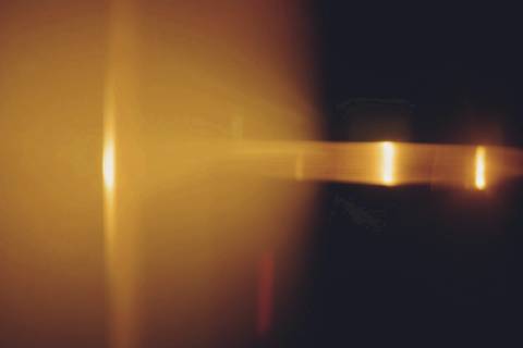 Franja de luz dorada sobre fondo oscuro