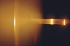 Franja de luz dorada sobre fondo oscuro