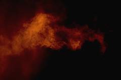 Nube de humo anaranjado sobre fondo negro