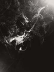 Hebras de humo claras sobre fondo negro