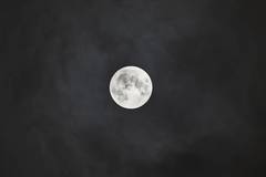 Luna llena entre nubes oscuras