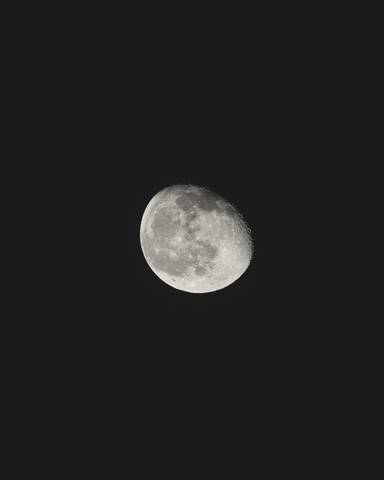 Luna casi llena sobre un cielo negro