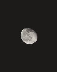 Luna casi llena sobre un cielo negro