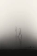 Dos siluetas difusas que se pierden en una niebla blanca