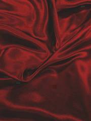 Pliegues de raso rojo con brillos