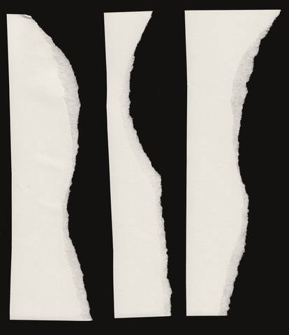 Tres tiras de papel blanco rasgado sobre fondo negro