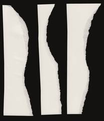 Tres tiras de papel blanco rasgado sobre fondo negro