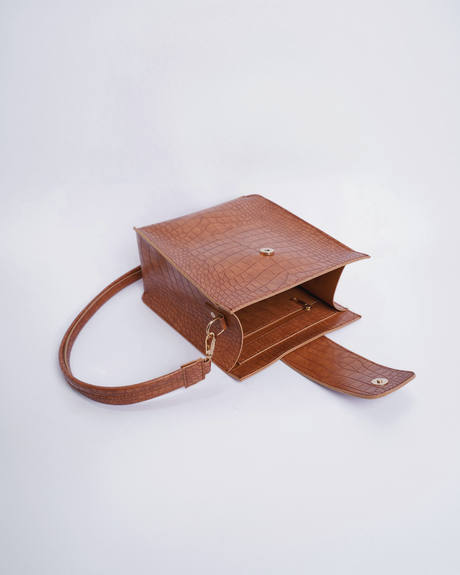 Bolso de cuero color cobre con grabado de cocodrilo, abierto