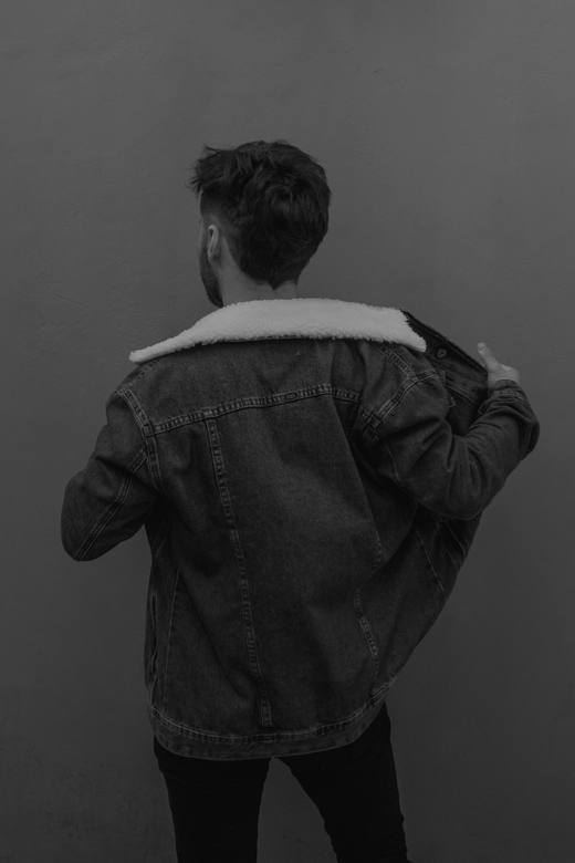 Chaqueta de mezclilla oscura con cuello de borrego, vista de espaldas