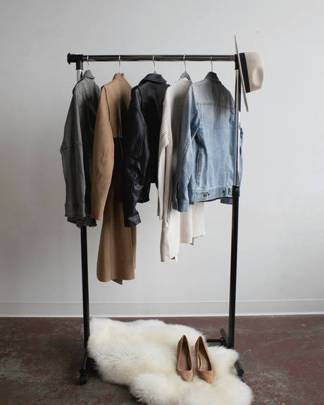 Barra con chaquetas de cuero, mezclilla y paño, y zapatos sobre una alfombra de borrego