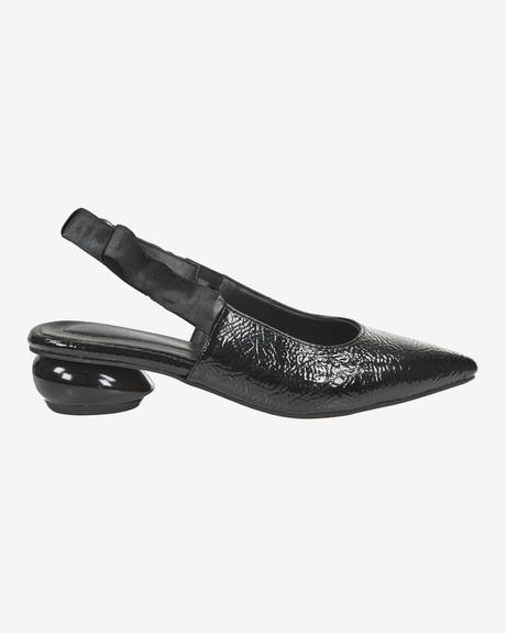 Zapato negro de charol con taco redondo y tira trasera