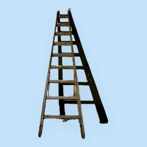 Escalera de madera sobre fondo celeste