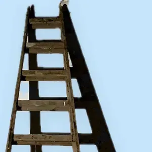 Peldaños superiores de una escalera de madera