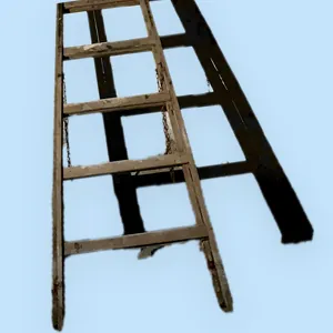 Detalle de peldaños de madera contra el cielo