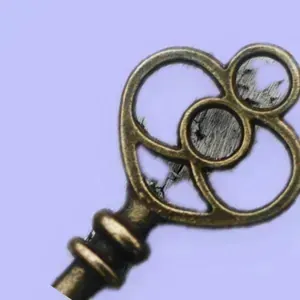 Detalle del ojal de una llave antigua