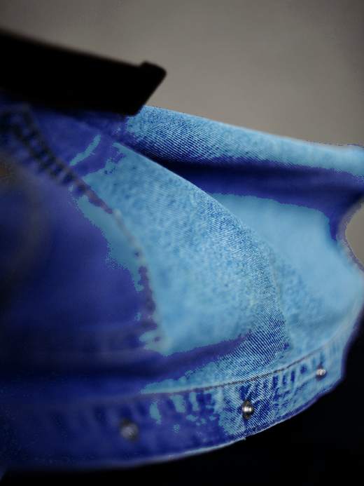 Detalle del cuello y el remache de una prenda de mezclilla
