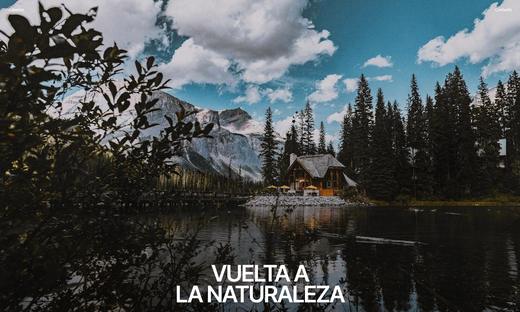 Fotografía de una cabaña sobre un fondo de bosque con la frase «Vuelta a la naturaleza»