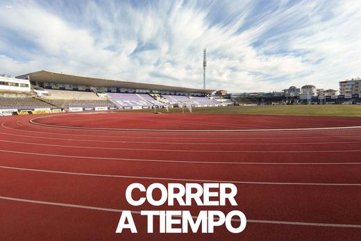 Fotografía de una pista de atletismo roja con el titular «Correr a tiempo»