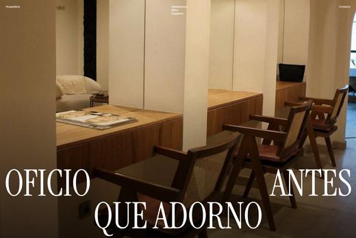 Portada del cuaderno de una hospedería: un salón cálido con una persona de espaldas y el titular «Oficio antes que adorno»