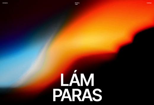 Fotografía de un haz de luz de colores sobre fondo negro con el nombre del taller de lámparas