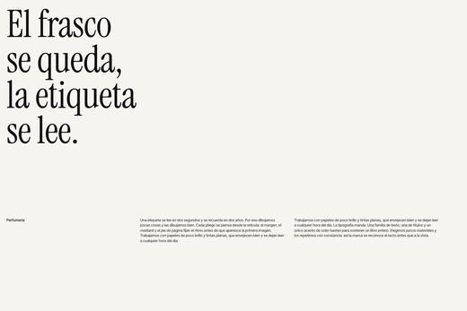 Página de dos columnas de texto sobre fondo claro