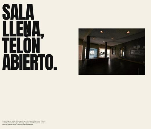 Cartel con el texto «Trabajando juntos» en letras negras y una fotografía de un escenario