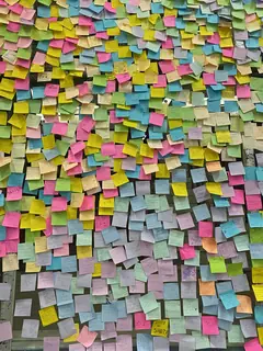 Campo de notas adhesivas de muchos colores
