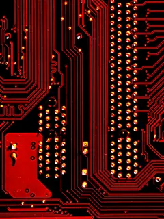 Circuito impreso rojo con pistas en relieve