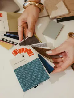 Manos eligiendo muestras de tela de colores