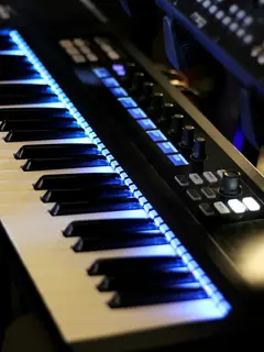 Teclado con luz azul sobre las teclas