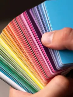 Abanico de muestras de color en una mano